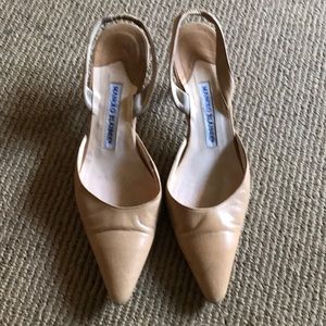 Authentic Manolo Blahnik kitten heels tan. s7